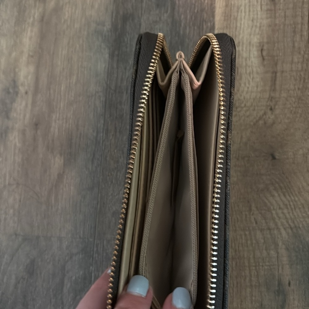 GUESS Wallet - Picture 5 of 6